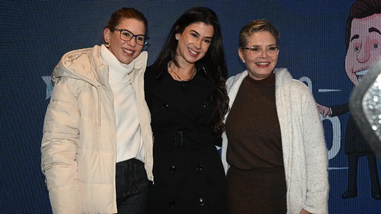 Participaram da cerimônia: Íris Abravanel, esposa de Silvio, e as filhas Renata, Silvia, Cintia e Daniela Beyruti. A família também visitou crianças em tratamento na AACD e outras instalações como salas de fisioterapia e terapia ocupacional.