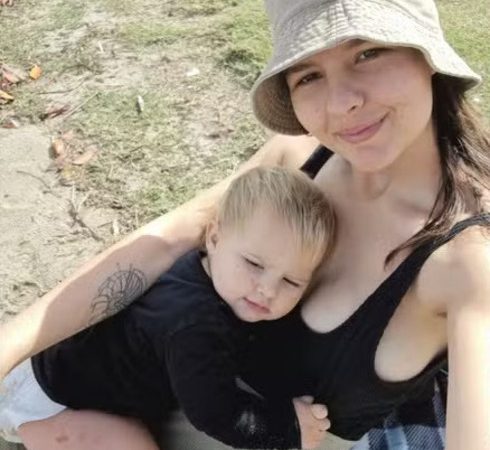 Girafa mata bebê e deixa mãe paraplégica; animal querido pode ser perigoso