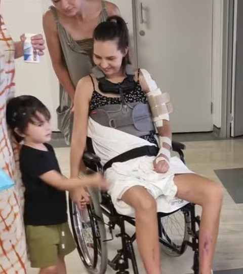O episódio a deixou paraplégica e tirou a vida de Kaia, enquanto o filho mais velho sobreviveu com fraturas no crânio. Em homenagem à menina, descrita como “um raio de sol”, a família criou no parque a “Floresta da Kaia”, para manter viva sua memória.
