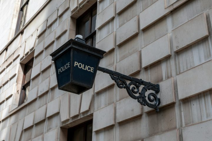 Inicialmente, a polícia divulgou versões falsas, alegando que Jean Charles havia pulado a catraca e usado roupas volumosas, o que foi posteriormente desmentido por testemunhas e investigações. 