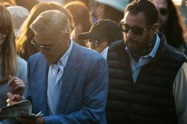Os atores George Clooney e Adam Sandler no filme “Jay Kelly”