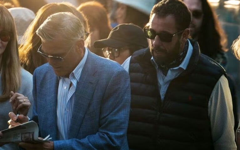 Os atores George Clooney e Adam Sandler no filme “Jay Kelly”