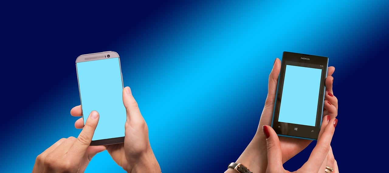 <p>O WhatsApp também pode ser usado através do computador. Isso facilita demais a vida de quem precisa do aplicativo para se comunicar com os colegas do trabalho. Assim, você pode deixar o celular carregando e olhando o aplicativo sem se distrair. </p>
