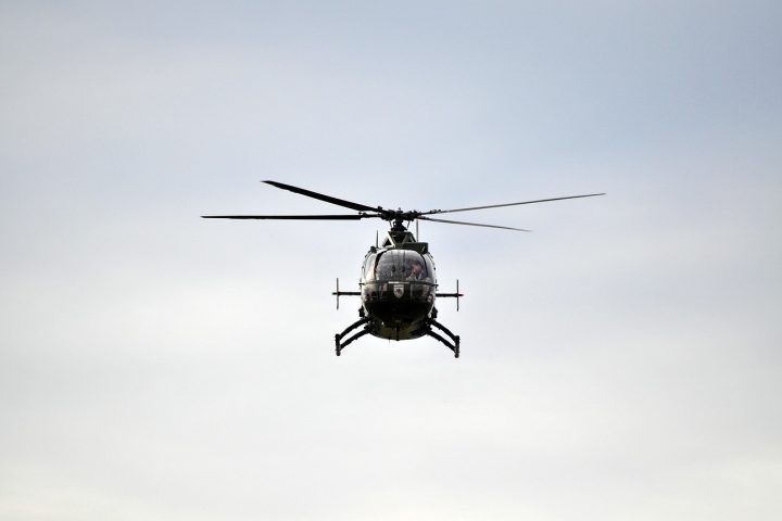 Mesmo passando mal, o piloto conseguiu pousar o helicóptero com segurança, salvando os três passageiros, que saíram ilesos. 