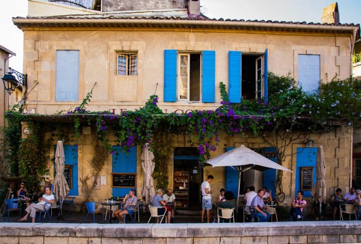 Atualmente, a economia de Arles se apoia no turismo, na agricultura – em especial a produção de arroz da Camarga e vinhos regionais – e em eventos culturais de grande porte.-Hugo Kruip/Unsplash