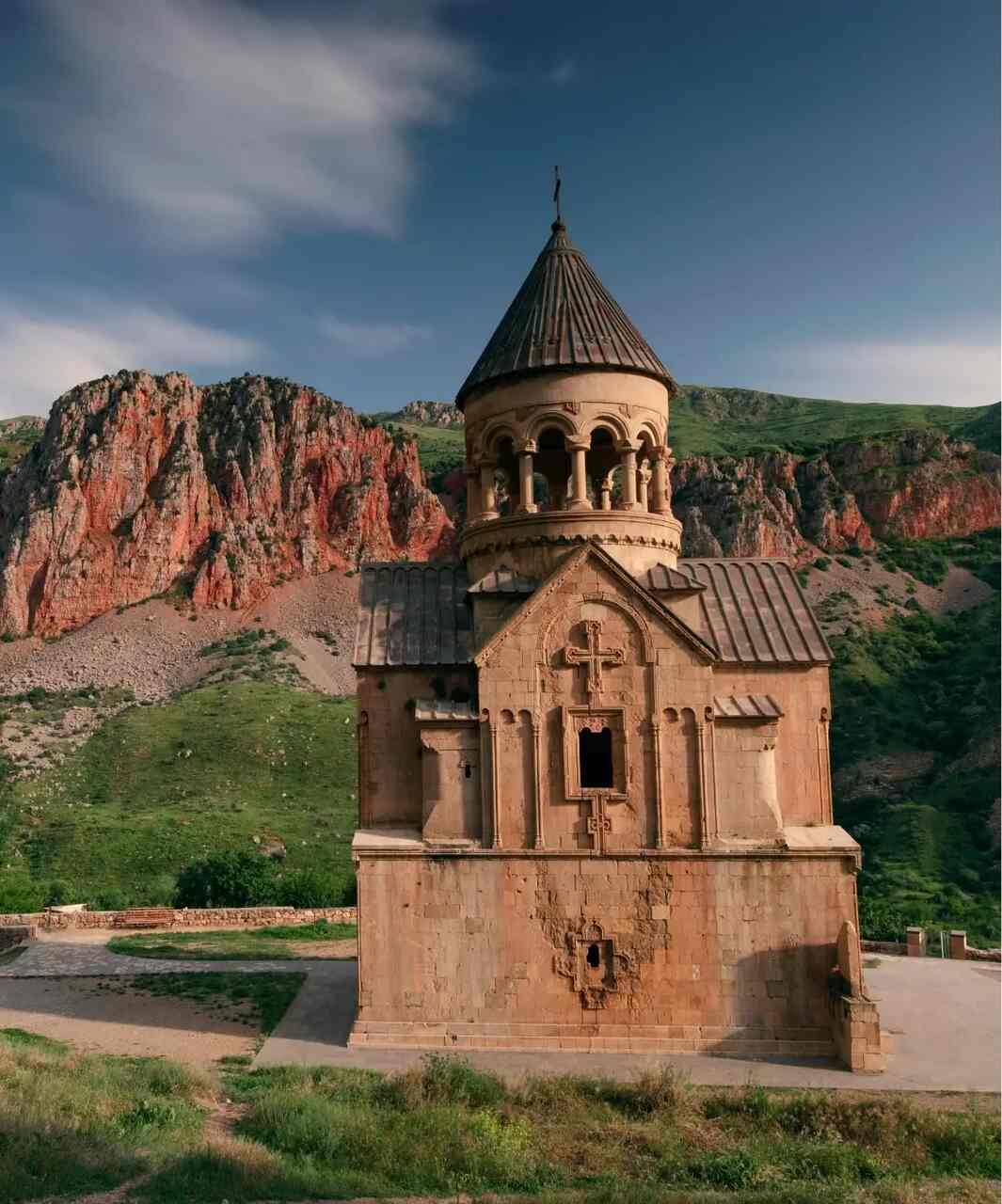 No campo do turismo, vans e carros particulares próximo à Praça da República oferecem passeios de um dia pelo interior do país. Contudo, as agências de turismo do Centro são mais recomendadas, com pacotes de transporte e refeições. Os destinos mais populares são o Lago Sevan, Khor Virap, Noravank e a região vinícola de Areni.