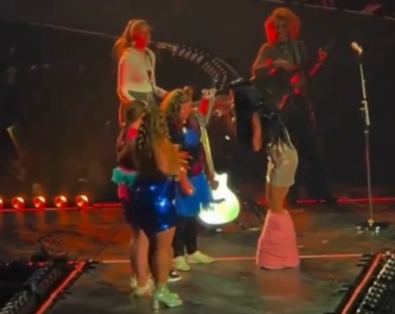 Fã desmaia de emoção ao subir no palco de Katy Perry