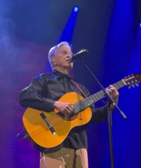Após o falecimento da cantora e afilhada Preta Gil, no dia 20 de julho de 2025, Caetano cantou em seu show, na cidade do Rio de Janeiro, uma música nunca antes cantada por ele, em homenagem a ela. 