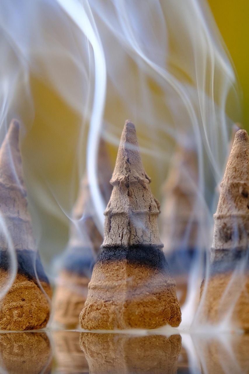 No campo místico, acredita-se que o incenso eleva a vibração espiritual, purifica energias negativas e favorece a meditação.