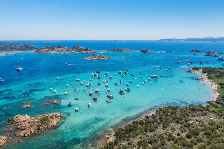 É um destino turístico muito procurado por suas praias de águas cristalinas, especialmente na Costa Esmeralda.