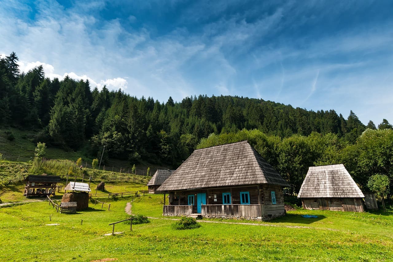Com a fama de Drácula, muitos desses vilarejos passaram a explorar o turismo de mistério. É comum encontrar pousadas temáticas, lojinhas com lembranças vampirescas e excursões ao entardecer nas montanhas.