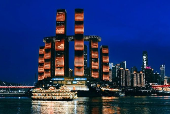 ‘8D’: cidade futurística da China tem neon e até trem passando por dentro de prédios