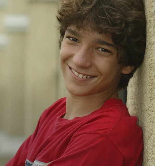 Humberto Carrão nasceu no Rio de Janeiro, e iniciou a carreira ainda criança na série 