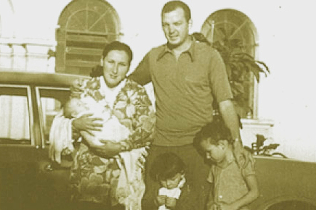 Paulista da capital, Marcelo Mendonça Rossi nasceu em 20 de maio de 1967. Cresceu em uma família católica tradicional. Desde pequeno, demonstrava sensibilidade e carisma. Antes de se tornar padre, foi professor de Educação Física e serviu ao Exército.
