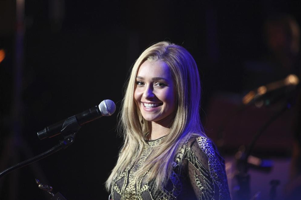 Depois, assumiu o papel de Juliette Barnes em “Nashville”, onde interpretou uma cantora country intensa por seis temporadas. 
