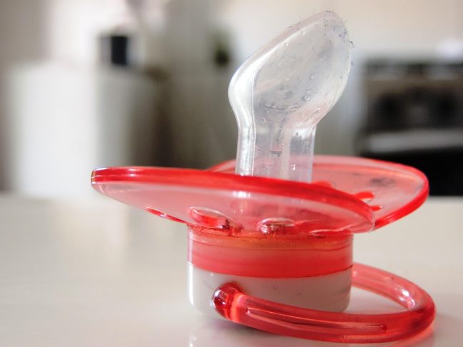 O acessório chamado "baby comforter" era feito de borracha vulcanizada, que já apresentava a ideia de um bico com uma base arredondada.