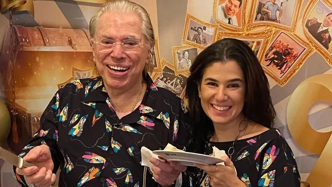 A própria Cíntia em julho, durante participação no podcast Papagaio Falante, apresentado por Sérgio Mallandro, já havia revelado o término do casamento de sua irmã caçula, Renata Abravanel, com Caio Curado. Mas voltando a falar de Silvio Santos...