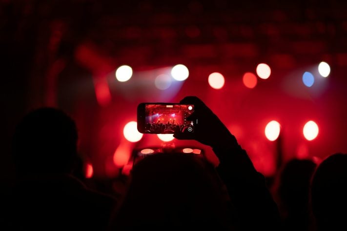 Show - foto NEUTRA - Sam Abbott/Unsplash