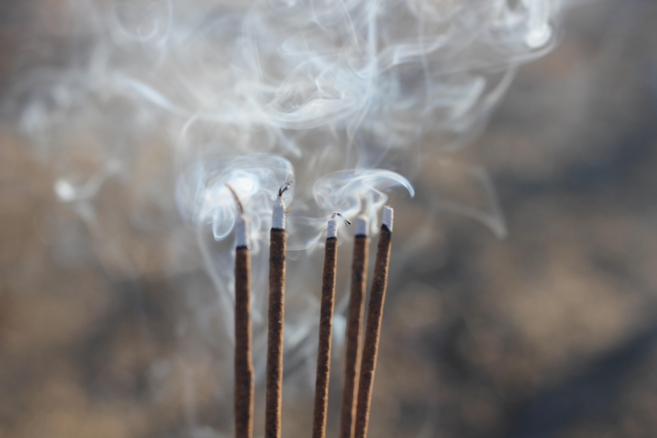Os tipos de incenso variam de acordo com a matéria-prima, podendo ser naturais, feitos de resinas puras, ou mistos, com ervas e óleos essenciais.