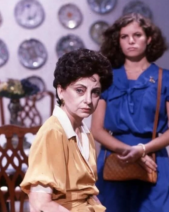 Em 1981, Debora Bloch estreou oficialmente na TV Globo na novela 