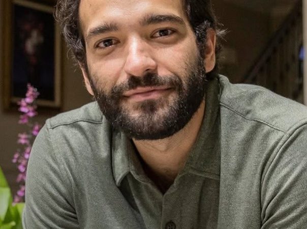 Com papel central nas reviravoltas de’Vale Tudo’, Humberto Carrão faz niver em grande momento da carreira