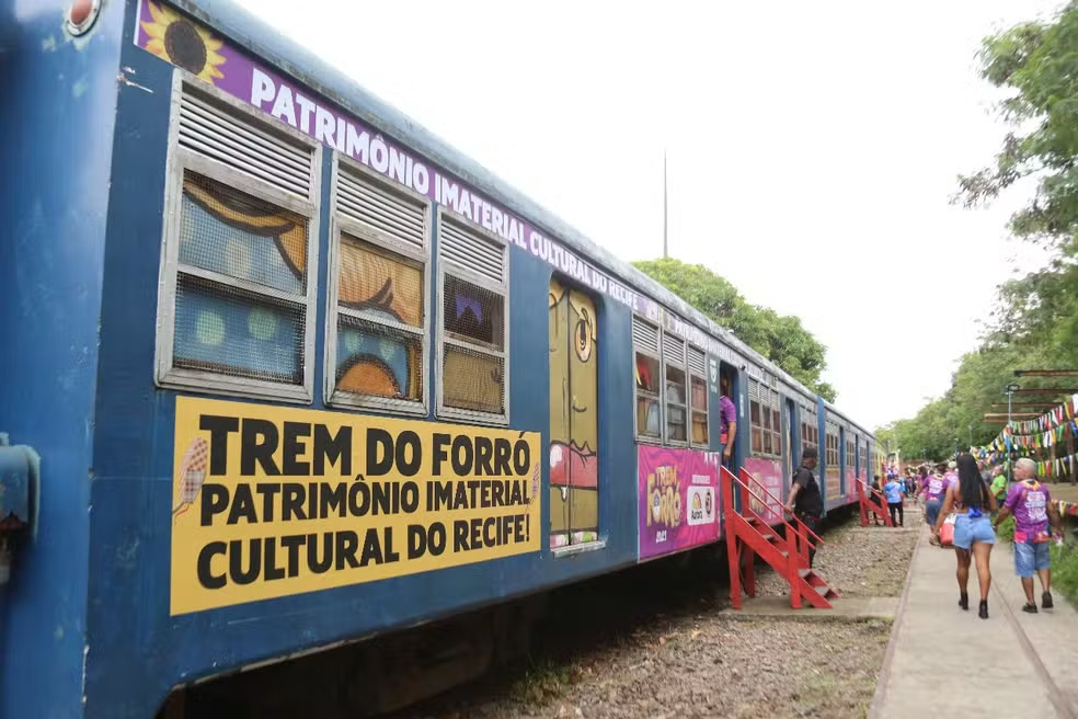 Trem do Forró (PE) - Percorre 84 quilômetros entre Recife e Cabo de Santo Agostinho, em cerca sete horas de festa com muito forró pé-de-serra. Realizado há 29 anos, o passeio ocorre em junho e conta com apoio da prefeitura local. Os turistas são recebidos com uma animada celebração popular.