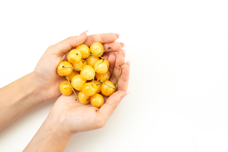 Seriguela é rica em vitamina C, um nutriente essencial para fortalecer o sistema imunológico e combater os radicais livres. Além disso, este nutriente auxilia na absorção de ferro pelo organismo. 