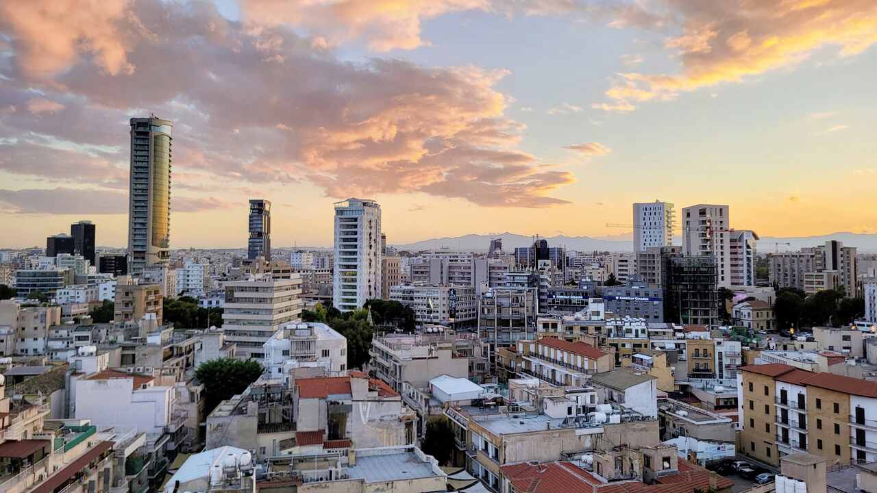 Localizado entre Europa, Ásia e África, Chipre é a terceira maior ilha do Mediterrâneo. Dividido entre comunidades gregas e turcas, tem como capital Nicósia, também separada por uma zona neutra da ONU. Com clima mediterrâneo e rica história, é um destino único.