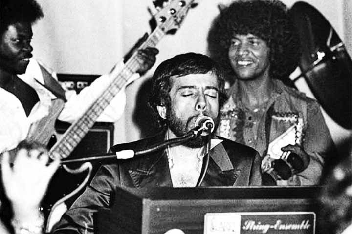 Ele foi o músico brasileiro que me fez mais sucesso nos Estados Unidos. Pianista, compositor e cantor, Mendes emplacou 14 músicas no top 100 americano - dez nos anos 60 e quatro na década de 80.
