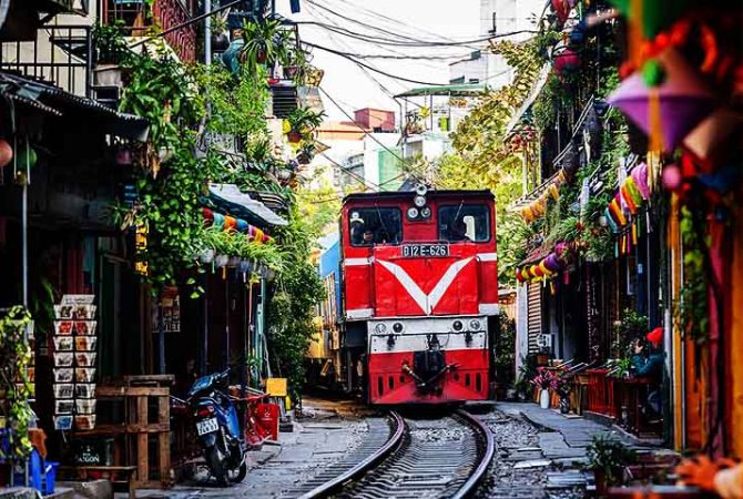 Pessoas ‘se espremem’ para passagem de trem em rua famosa do Vietnã