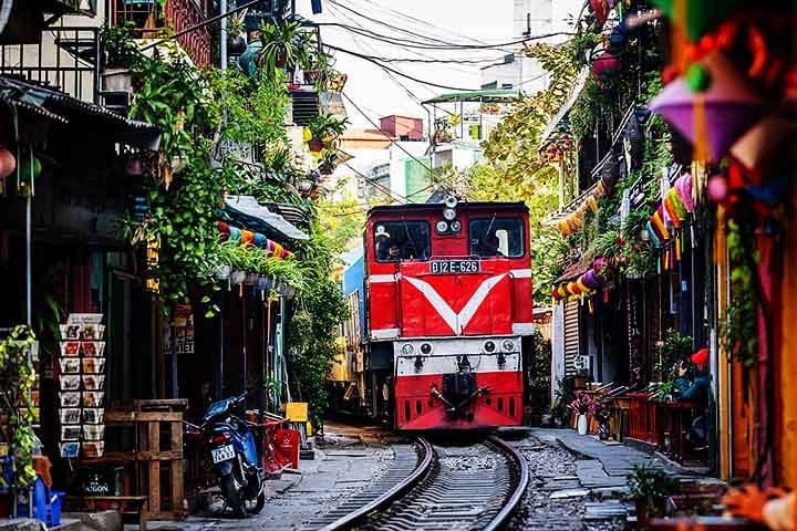 "Rua do Trem" em Hanói, Vietnã - Takeshi Aida/Wikimédia Commons