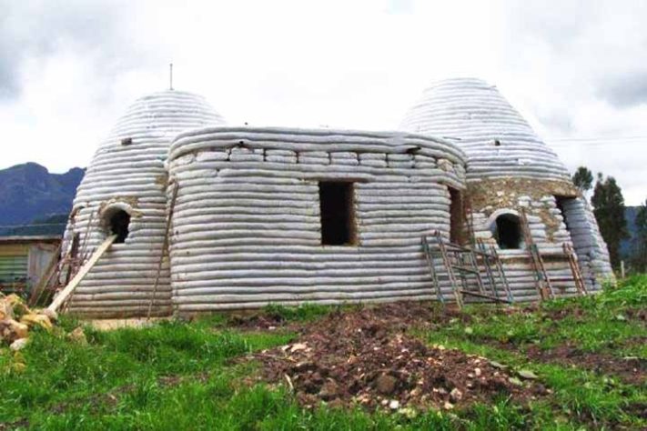 No Brasil, um modelo alternativo de moradia tem chamado atenção: as casas feitas com sacos de terra - Casas sustentáveis, duráveis e mais baratas viram moda no Brasil - Reprodução Nada Mais