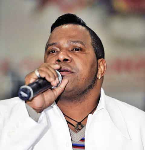 <p>Wander Pires – Veterano da avenida, será a voz oficial da vermelho e branco com o enredo “Pra Cima, Ciça”. Sua presença reforça a tradição da escola de Niterói, que aposta em sua experiência para transformar o desfile em espetáculo memorável.</p>
