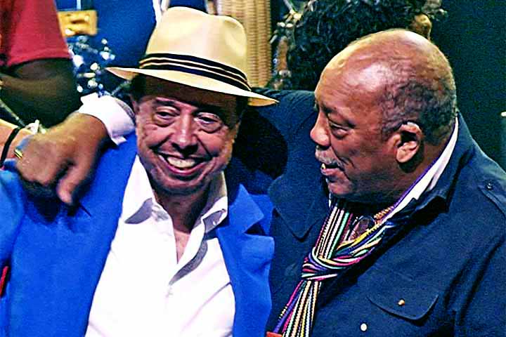 Na foto, o brasileiro está ao lado de Quincy Jones, lendário produtor e arranjador de grandes nomes da música internacional,  morto em 2024.

