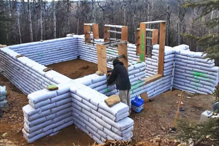 Esse método de bioconstrução utiliza sacos preenchidos com terra - Casas sustentáveis, duráveis e mais baratas viram moda no Brasil - Reprodução do Youtube Canal Casey Youngblood