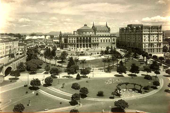 Idealizado em um momento em que a elite paulistana desejava contar com um espaço à altura dos grandes centros culturais mundiais, o teatro foi projetado pelos arquitetos Ramos de Azevedo, Claudio Rossi e Domiziano Rossi. 
