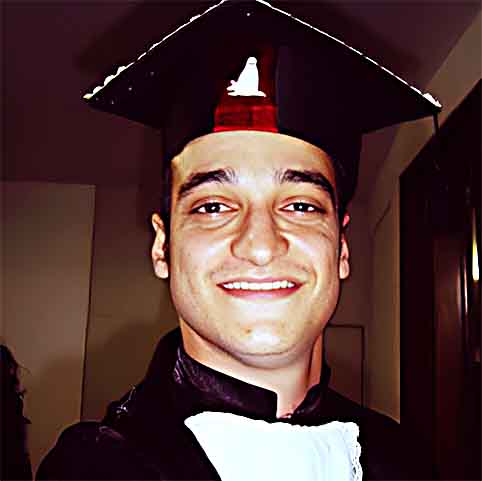 Natural do Norte de Santa Catarina, Tiago Scheuer nasceu no dia 16 de maio de 1983 e é formado em Comunicação e Jornalismo pela Universidade do Vale do Itajaí (Univali), onde estudou entre 2001 e 2005.