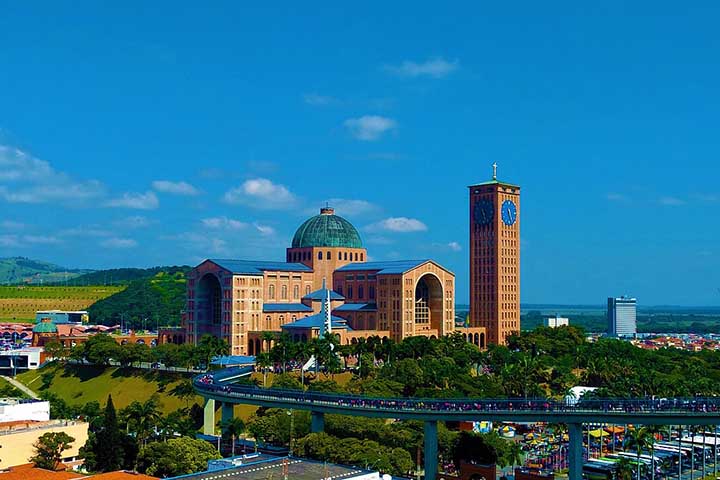 Muitas catedrais se destacam por sua imponÃªncia e papel simbÃ³lico na vida religiosa regional. Na prÃ¡tica, uma diocese possui diversas igrejas, mas apenas uma catedral.