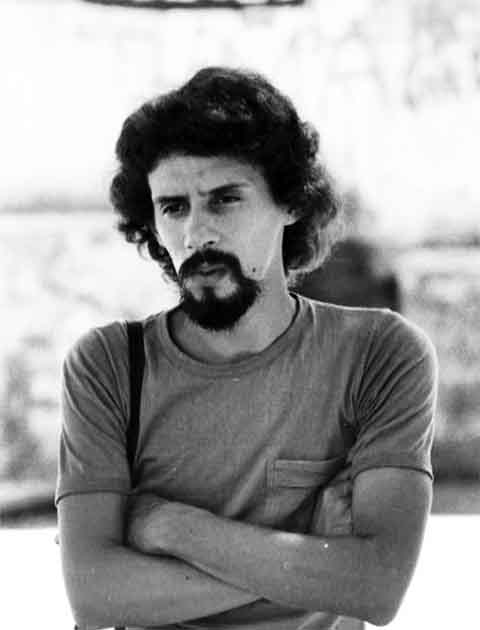 Sua mãe, Odaleia Guedes dos Santos, cantora no programa Dancing Brasil, faleceu precocemente de tuberculose, quando Gonzaguinha era criança.
