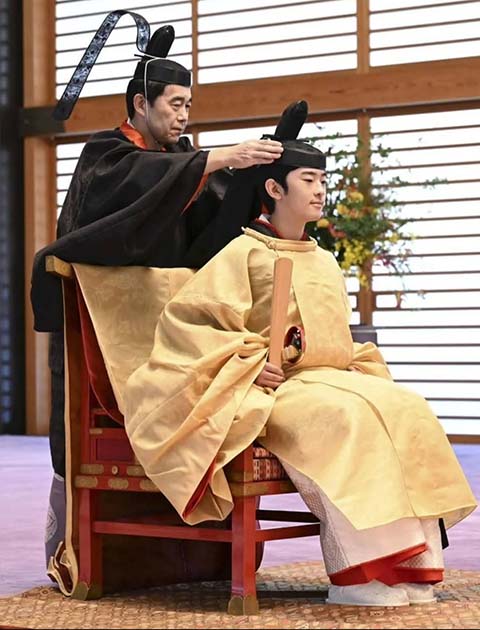 Este acontecimento é significativo, pois marca a primeira cerimônia de maioridade de um integrante masculino da família imperial em quatro décadas. Hisahito é sobrinho do imperador Naruhito e ocupa a segunda posição na linha de sucessão ao trono, atrás apenas de seu pai, o príncipe Fumihito. 
