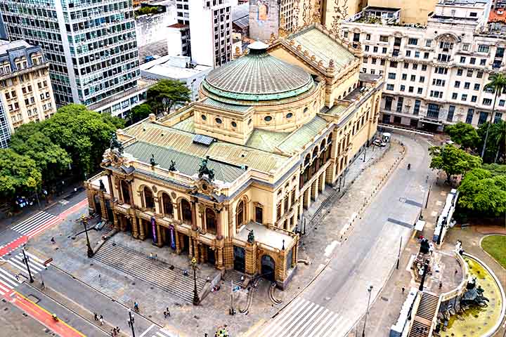 Sua arquitetura eclética, inspirada em modelos europeus como a Ópera de Paris, reflete o caráter ambicioso da cidade no início do século 20.
