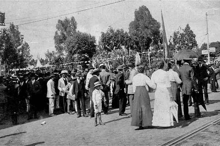 Mais tarde, em 1943, passou a chamar-se Soledade de Rodeio, e, três anos depois, Engenheiro Paulo de Frontin. Foi uma homenagem ao responsável pela duplicação da linha férrea, especialmente pelo Túnel 12 ou 