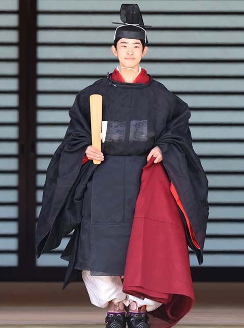 Durante o evento, ele recebeu uma coroa de seda preta e laca, simbolizando sua transição para a vida adulta real. Em seu discurso, Hisahito expressou gratidão e afirmou que cumprirá suas responsabilidades com consciência e dedicação.
