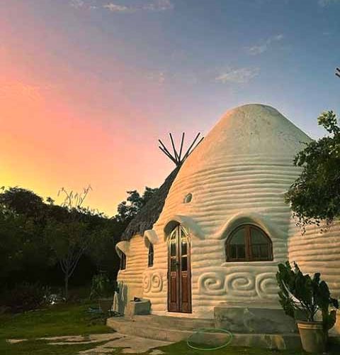 A técnica, embora antiga, ganhou visibilidade nas últimas décadas por suas vantagens: isolamento térmico e acústico, uso de materiais locais e menor gasto energético.