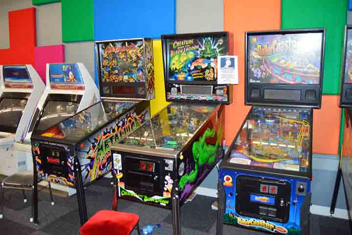 Mas antes dos arcades digitais dominarem os salões, havia uma máquina que já chamava atenção: o pinball, ou jogo de pinball, com sua mesa iluminada, botões laterais e bolinhas metálicas que exigiam reflexo e habilidade. 
