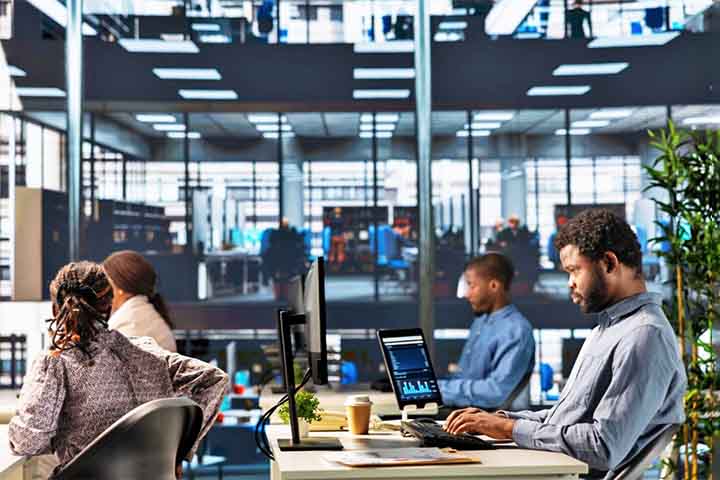 O mercado é um dos mais aquecidos do país, com vagas em empresas de tecnologia, startups, indústria e também no setor público. A alta demanda é sustentada pela transformação digital em todos os setores.- Imagem Freepik