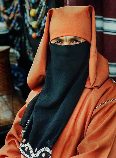 Muitas mulheres que usam o niqab afirmam que ele simboliza devoção e obediência às regras religiosas. Para outras, porém, é visto como um símbolo de repressão, já que reduz a visibilidade e a interação social.