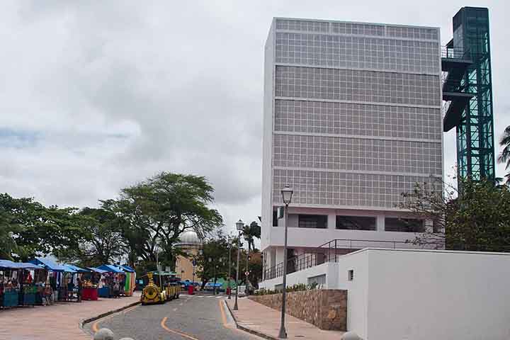 Com cerca de 20 metros de altura, a construção utilizou os elementos vazados em sua fachada, conferindo leveza, ventilação e permeabilidade a uma estrutura que, de outra forma, seria monolítica. 
