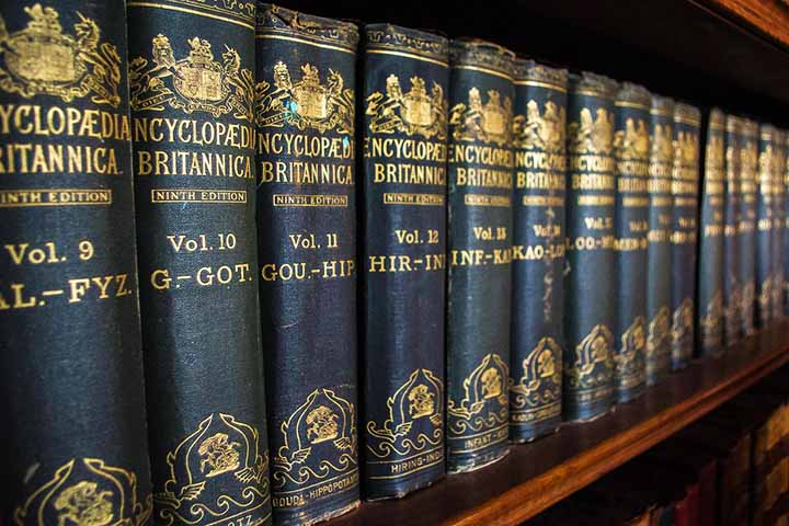 A Encyclopaedia Britannica, lançada em 1768 na Escócia, tornou-se uma das mais prestigiadas e duradouras, atravessando mais de dois séculos como referência mundial. 
