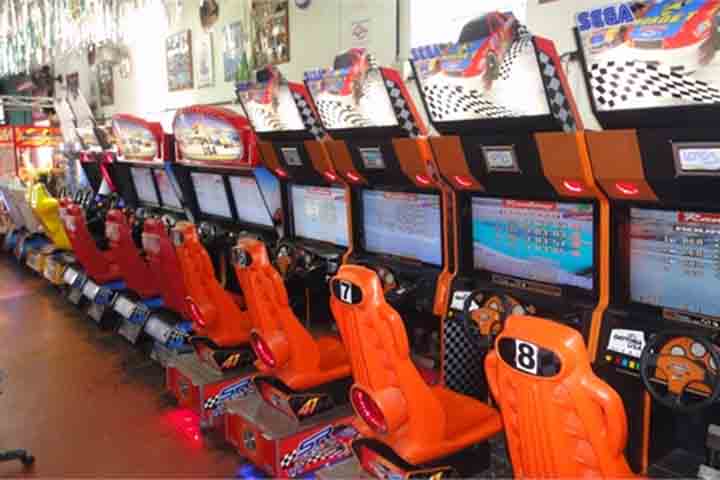 Na década de 1990, os fliperamas atingiram o auge no Brasil. Jogos de luta transformaram os salões em arenas improvisadas, com filas diante das máquinas e torcidas barulhentas acompanhando cada golpe. 
